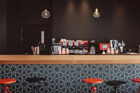 Farbenfrohe Bar im Zabeel House Mini