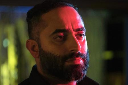 Al-Shabaan (Marwan Moussa) verteidigt sich selbstsicher vor den Kommissaren