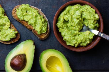 Schnell hat sich die Avocado zu einer festen Größe unter den Super Fruits gemausert. Schmackhafte Guacamole hier, gesunde Sm...
