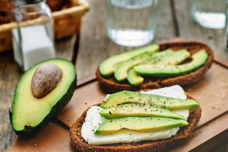Reine Haut dank Avocado. Das Vitamin C der Frucht stärkt das Immunsystem von innen heraus, sodass Akne auslösende Bakterien ...