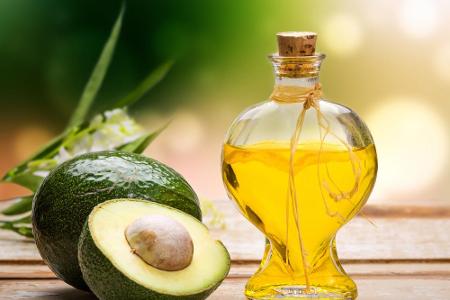 Aufgrund der ungesättigten Fettsäuren eignet sich die Avocado ideal als Sonnenschutz. Das Öl der Frucht legt sich schützend ...