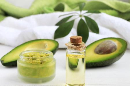 Aufbereitet mit Kokosnussöl und Sheabutter kann das Öl einer Avocado auch als pflegender Rasierschaum verwendet werden. Ihre...