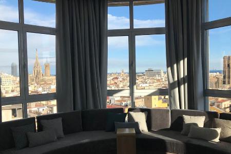 Traumhafter Blick über die Altstadt von Barcelona aus dem Turmzimmer des Le Méridien