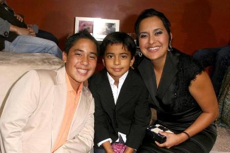 Ilusion Millan mit den Söhnen Andre (l.) und Calvin bei der Party anlässlich des 100. Folge der TV-Sendung 