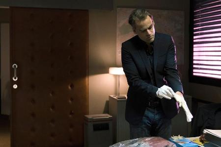 Bei der Polizei wurde ein blutgetränkter Hoodie abgegeben, den Martin Rascher (Sebastian Blomberg) nun untersucht