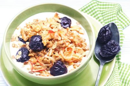 Perfekter Start in den Tag: Crunchy Pflaumen-Müsli