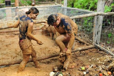 Kattia und Matthias bei den Schweinen