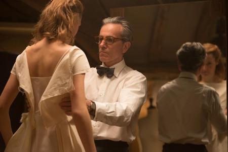 Die Beziehung zwischen Alma (Vicky Krieps) und Reynolds (Daniel Day-Lewis) ist kompliziert