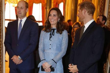 Den ersten Auftritt nach Bekanntgabe der Schwangerschaft absolvierte die 35-Jährige am 10. Oktober stilsicher in diesem himm...