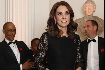 Bei einem Gala-Dinner am 7. November setzte die Herzogin auf ein schwarzes Spitzenkleid von Diane von Furstenberg.