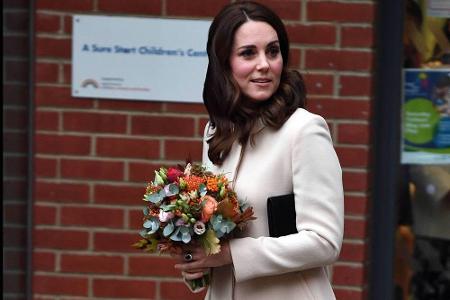 Am 14. November hielt sie sich beim Besuch eines Kinderzentrums in London mit einem beigen Mantel von Goat und schwarzen, kn...