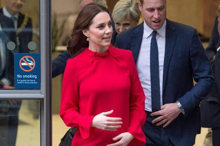 Bei ihrem Manchester-Besuch am 6. Dezember trug die werdende Mutter ein elegantes rotes Mini-Kleid von Goat Elodie. Das Kind...