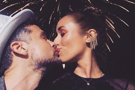 Auch Annemarie und Wayne Carpendale begrüßen 2018 mit einem Kuss