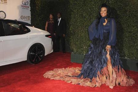 ...die etwas älteren Damen wie Tina Lifford mal warm anziehen - die Fashion-Konkurrenz steht eindeutig in den Startlöchern. ...