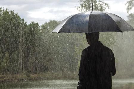 Kommissariatsleiter Peter Michael Schnabel (Martin Brambach) beobachtet die Bergungsboote der Polizei