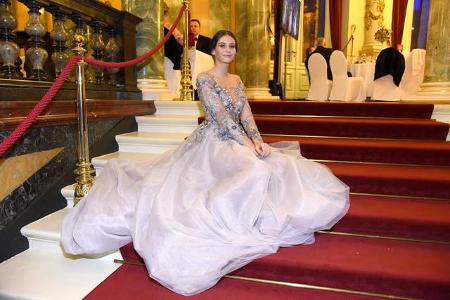 Macht Model Betty Taube da etwa Cinderella Konkurrenz? Beim Dresdner Semperopernball präsentierte sie ihre Robe und war dami...