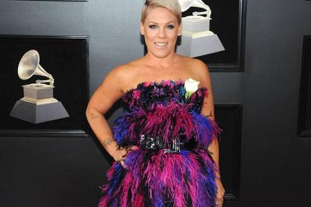 Pink, lila, blau - und vor allem viele Federn. Die schulterfreie, ausladende Armani-Robe von Pink war gewöhnungsbedürftig.