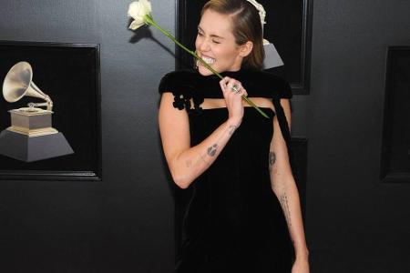 Enganliegend und schwarz war auch das Grammy-Outfit von Miley Cyrus: Sie zeigte aber viel Eleganz und in ihrem Jumpsuit von ...