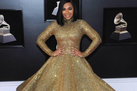 Sängerin Ashanti überraschte im Prinzessinnen-Style: Sie kam im hochgeschlossenen goldenen Kleid mit weitem Rock von Elie Madi.