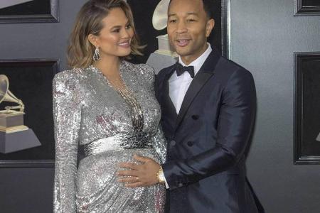Die schwangere Chrissy Teigen zeigte ihre Babykugel in einem silber-glänzenden Kleid von Yanina Couture. Ehemann John Legend...