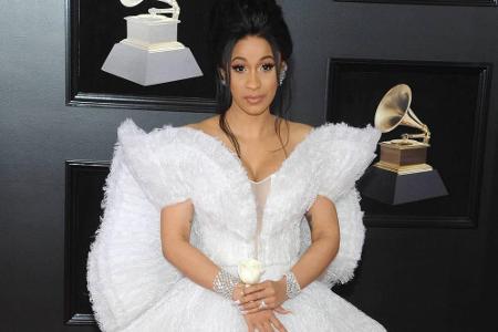 Ein außergewöhnliches Outfit präsentierte auch Cardi B bei den Grammy Awards. Die Rapperin zeigte sich in einem weißen Kleid...