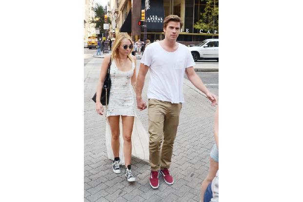 ...eine angebliche Eheschließung des Popstars und des Schauspielers sind allerdings nichts Neues. Seit die beiden ein Paar s...