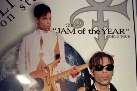 Prince distanzierte sich zunehmend von der Plattenfirma. Er machte für seine Songs kaum Werbung und lieferte qualitativ sch...