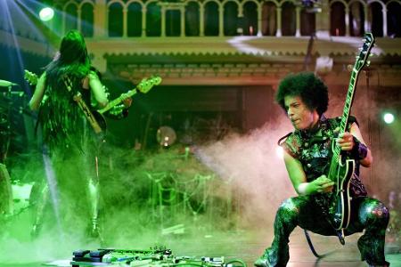 Trotz seiner Unstimmigkeiten mit Warner Bros. Records veröffentlichte Prince dort 2014 zwei weitere Studioalben. 2015 erschi...