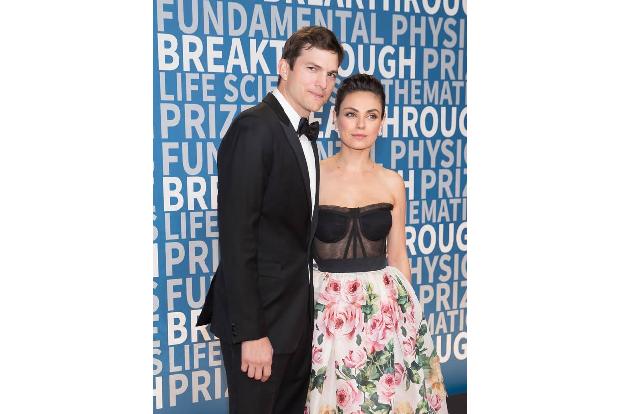 ...romantisch, oder? Mila Kunis wird von ihrem Schatz Ashton Kutcher am 14. Februar aber wohl auch keine Rosen bekommen. 