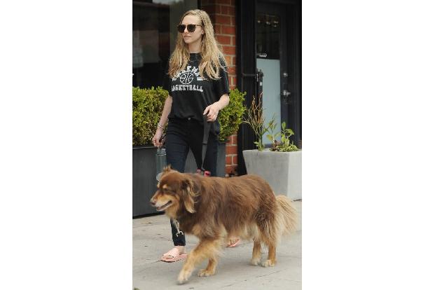 ...Amanda Seyfried hat ihr Hund Finn an diesem Tag oberste Priorität. 