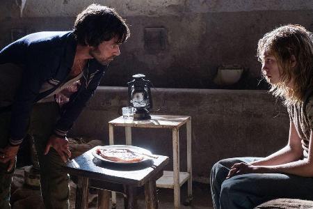 Romain Duris spielt den Mafioso Chinquanta, der sich um John Paul Getty III. (Charlie Plummer) kümmert