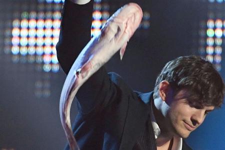 Bei den CMT Awards 2017 brachte Kutcher einen toten Fisch auf die Bühne - 