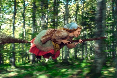 Die kleine Hexe (Karoline Herfurth) fliegt zum Blocksberg