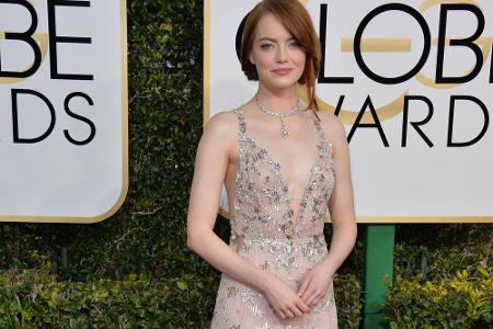 Weniger Farbe, dafür umso mehr Glamour: Emma Stone bei den Golden Globes. Genau wie...