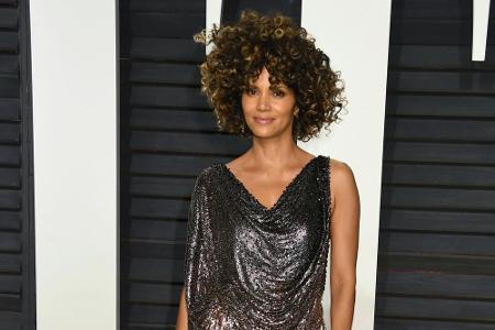 Halle Berry zeigte sich im Februar mit Hammer-Frisur und Hammer-Kleid - aber auch weniger kann viel sein...