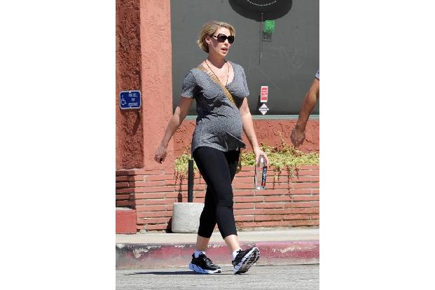 ...nicht nur über ihr erstes leiblich Kind, sondern genießt in ihrer Schwangerschaft natürlich auch das schöne Leben zusamme...