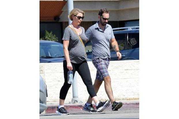 ...mit ihrem Ehemann Josh Kelley in Los Angeles mit einem netten morgendlichen Spaziergang in der Sonne. Doch...