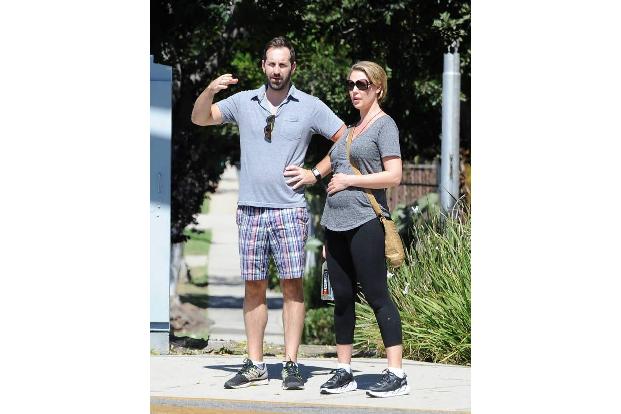 ...suchen und dann auch gefunden zu haben. Josh Kelley zumindest fing an, seiner Ehefrau mit gestischem Nachdruck...