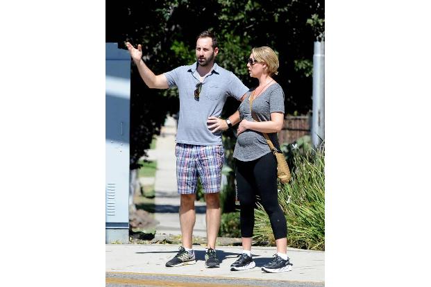 ...etwas erklären zu wollen. Katherine hörte ihn auch sichtlich mit elender Geduld zu, doch sollte es auch bald weitergehen....