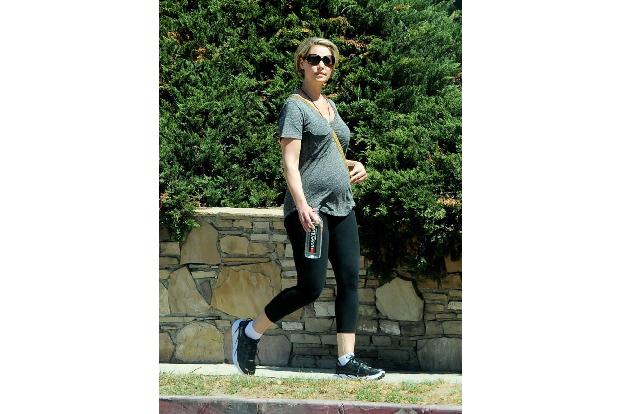 ...die Schauspielerin hatte ja nicht ohne Grund ihr Sportoutfit und eine Wasserflasche eingepackt. Was zusätzlich noch auffi...