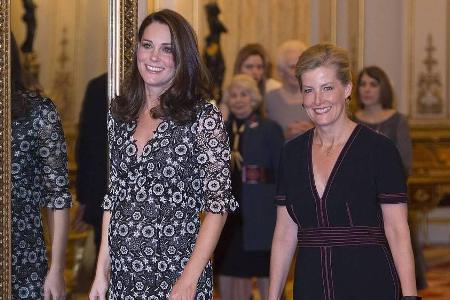 Die schicken Gastgeberinnen des Mode-Events: Herzogin Kate (l.) und Gräfin Sophie von Wessex