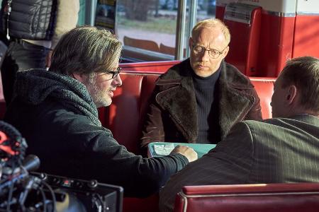 Regisseur Sebastian Marka (l.) bespricht mit seinen Darstellern Simon Schwarz (Rolle: Drehbuchautor Koteas, Mitte) und Werne...