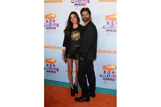 ...hat sich offenbar John Stamos gedacht. Der ehemalige 'Full House'-Star wird mit 54 Jahren zum ersten Mal Vater. Auch für ...