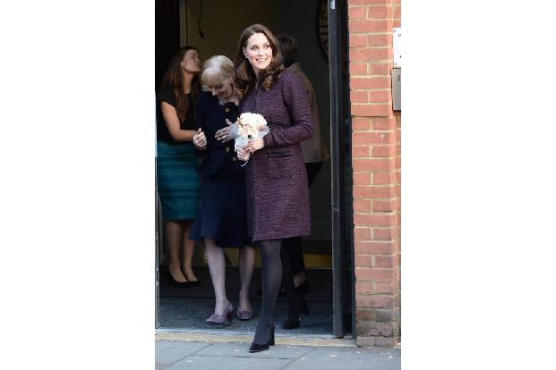 ...Herzogin Kate erwartet bereits ihr drittes Kind, das im April 2018 zur Welt kommen soll. Besonders süß...