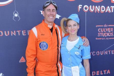 Comedian Jerry Seinfeld (63) und seine Ehefrau Jessica (46) feierten Halloween als Rennwagen-Fahrer und als Kellnerin im Fün...