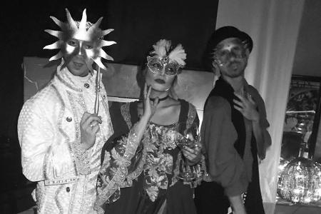 Edel geht es bei Schauspielerin Vanessa Hudgens (28) zu: An Halloween versteckt sie ihr Gesicht hinter einer venezianischen ...