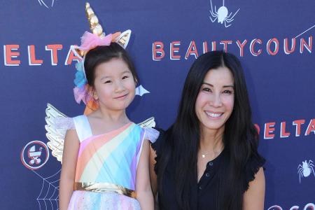 Besonders süß ist diese Kostümidee: Bei der gleichen Party amüsierte sich Journalistin Lisa Ling (44), deren kleine Tochter ...