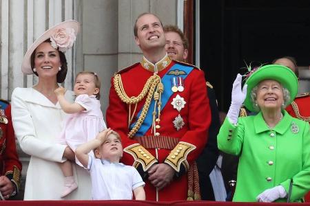 Zum Abschluss der Parade zeigten sich die Royals auf dem Balkon des Buckingham Palace: Catherine (v.l.n.r.), Charlotte, Geor...