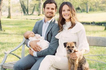 Geburstagsfoto: Prinz Carl Philip mit Prinz Alexander im Arm und Ehefrau, Prinzessin Sofia, nebst Hund Siri