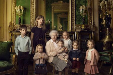 Anlässlich des 90. Geburtstages der Queen veröffentlichte das britische Königshaus dieses Familienfoto, das die Regentin zus...